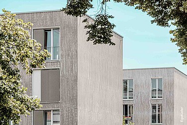 Wohnbaugenossenschaft Huebergass, Bern, die Schiebeläden verleihen dem Stakkato der weissleuchteneden Fenster etwas Spielerisches