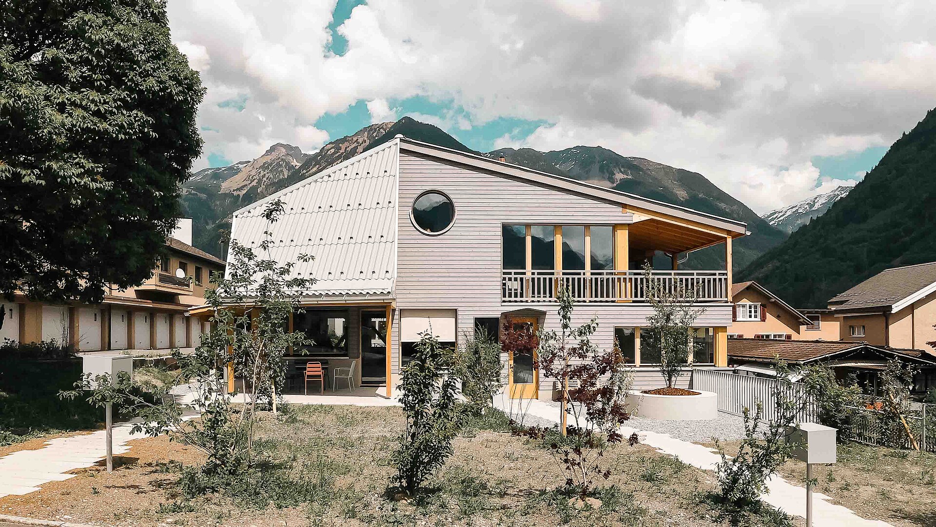 Photo de l'extérieur de la maison à deux logements « zum Pulverturm » à Schwanden