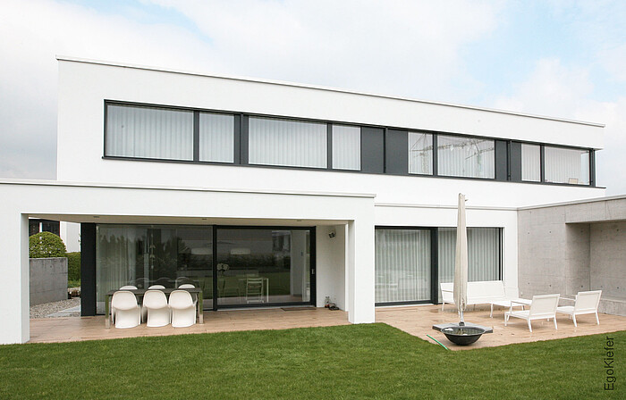 Foto esterna di una casa unifamiliare a Wil, finestre in una tonalità scura