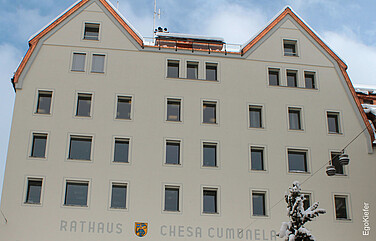 Gemeindehaus St. Moritz, Aussenaufnahme frontal, viele Fenster sichtbar