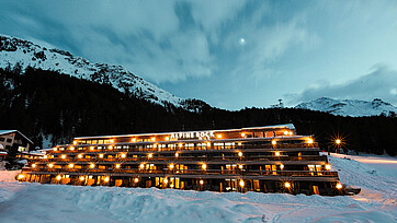 Vue extérieure de l'hôtel Alpinerock Surlej, Pontresina, fenêtre éclairée