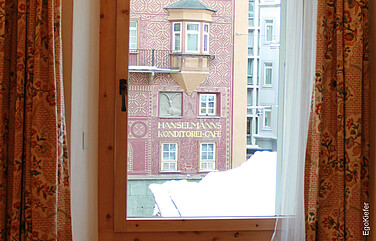 Innenaufnahme, ein Fenster sichtbar, Gemeindehaus St. Moritz