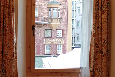 Innenaufnahme, ein Fenster sichtbar, Gemeindehaus St. Moritz