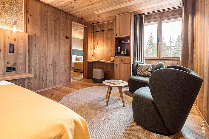 Vue intérieure d'une chambre à coucher, à gauche sur la photo une fenêtre en bois EgoKiefer à 2 vantaux