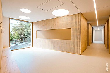 Innenaufnahme Musikschule Sternenfeld, Birsfelden, links ist ein Holz/Aluminum-Fenster EgoAllstar sichtbar