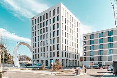 Aussenaufnahme der Wohn- und Geschäftsüberbauung "KWC-Areal Unterkulm"