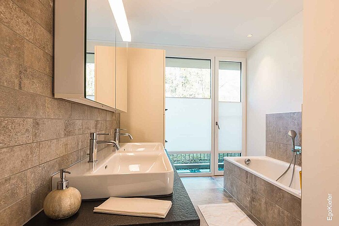 [Translate to it-ch:] Badezimmer mit EgoKiefer Holz/Aluminium-Fenster EgoAllstar