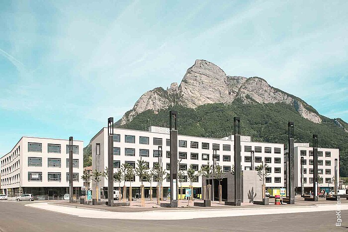 Foto dell'esterno, edifici di appartamenti nel Bahnhofpark Areal Ost a Sargans, montagne sullo sfondo