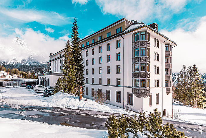 Aussenaufnahme des Alpen und Spa-Resorts FAERN in Arosa bei welchem EgoKiefer Holz- und Holz/Aluminium-Fenster eingebaut wurden. Herrliche Winterstimmung und sonniges Wetter