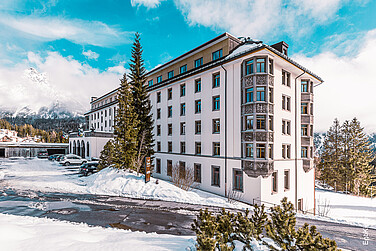 Aussenaufnahme des Alpen und Spa-Resorts FAERN in Arosa bei welchem EgoKiefer Holz- und Holz/Aluminium-Fenster eingebaut wurden. Herrliche Winterstimmung und sonniges Wetter