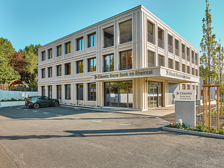Aussenaufnahme Umbau Clientis Biene Bank im Rheintal 