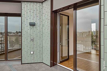Detailaufnahme eines Holz/Aluminium-Fensters EgoAllstar der Wohnsiedlung "Am Chatzenbach", Zürich