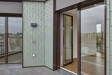 Detailaufnahme eines Holz/Aluminium-Fensters EgoAllstar der Wohnsiedlung "Am Chatzenbach", Zürich