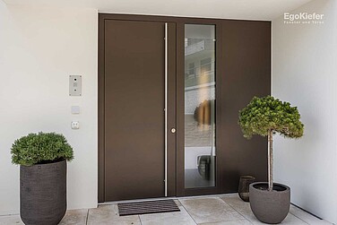 Aussenaufnahme des Einfamilienhauses/Villa in Liechtenstein, Haustüre aus Holz/Aluminium Selectline sichtbar
