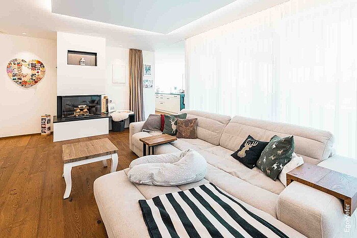 Soggiorno della casa unifamiliare di Ruggell con finestre in legno/alluminio EgoKiefer EgoAllstar