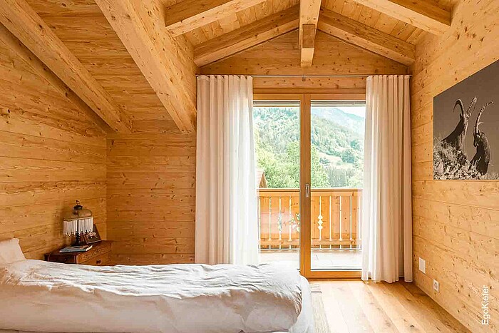 Innenaufnahme Einfamilienhaus in Schwanden, Blick aus dem Schlafzimmer