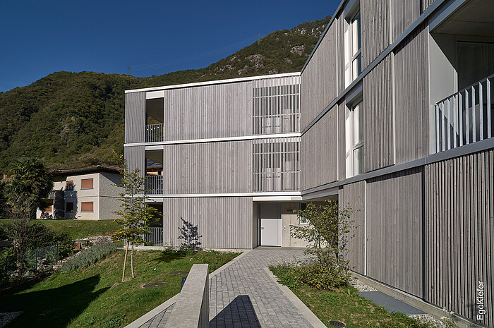Vue extérieure de l'immeuble d'habitation "Residenza al Sasso", 9 appartements équipés de fenêtres EgoKiefer en bois/aluminium