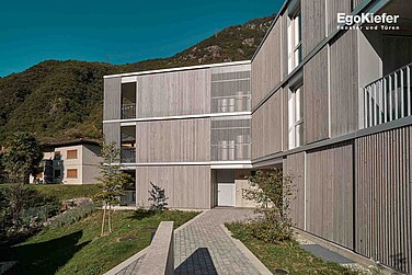 Aussenaufnahme des Wohnhauses "Residenza al Sasso", 9 Wohnungen mit EgoKiefer Holz/Aluminium-Fenstern ausgestattet