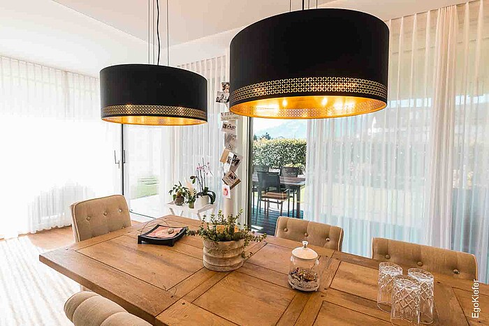 Vista interna, sala da pranzo con porte scorrevoli a sollevamento EgoKiefer in legno/alluminio