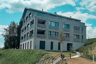Aussenaufnahme der Wohnüberbauung "Ochsenwies" in Waldstatt AR, ein Mehrfamilienhäuser sichtbar
