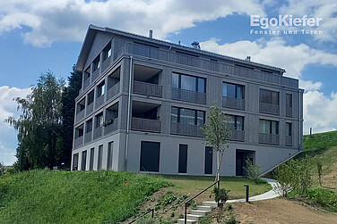 Aussenaufnahme der Wohnüberbauung "Ochsenwies" in Waldstatt AR, ein Mehrfamilienhäuser sichtbar