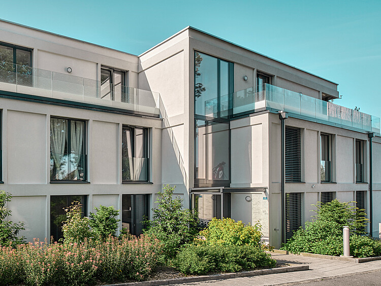 Aussenaufnahme des Mehrfamilienhauses Eleganza in Ostermundigen, ausgestattet mit Holz/Aluminium-Fenstern EgoSelection