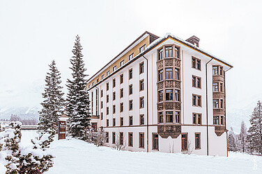 Aussenaufnahme des Alpen und Spa-Resorts FAERN in Arosa, Winterstimmung