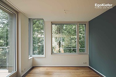 Innenaufnahme der Holz/Aluminium-Fenster EgoAllstar, Neubau Park Freienstein, Glarus