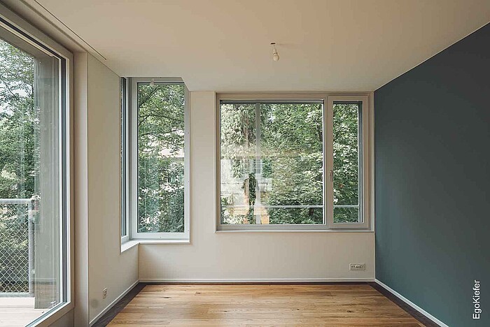 Foto dell'interno delle finestre in legno/alluminio EgoAllstar, nuovo edificio del Parco Freienstein, Glarona