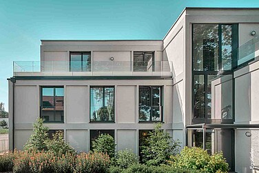 Aussenaufnahme des Mehrfamilienhauses Eleganza in Ostermundigen, ausgestattet mit Holz/Aluminium-Fenstern EgoSelection