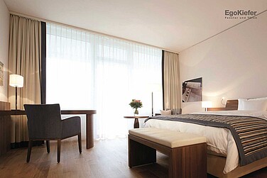 Innenaufnahme, Hotelzimmer mit Fenster, Kurhaus Oberwaid, St. Gallen