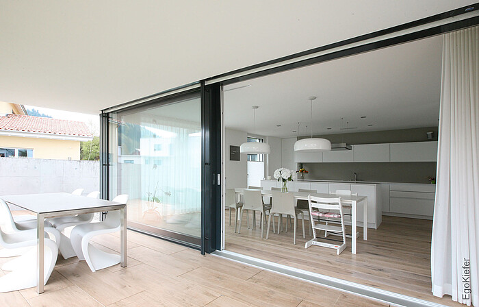 Foto esterna di una porta scorrevole a sollevamento aperta di una casa unifamiliare a Wil