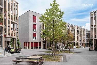 Wohnbaugenossenschaft Huebergass, Bern mit Gassenraum, welcher durch Laubenkörper gegliedert ist