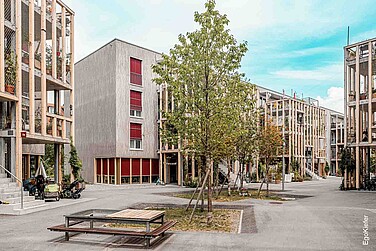 Wohnbaugenossenschaft Huebergass, Bern mit Gassenraum, welcher durch Laubenkörper gegliedert ist