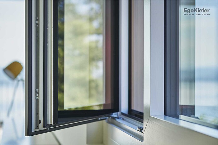 Detailaufnahme EgoSelectionPlus-Fenster mit Stufenglas, Fenster offen, Einfamilienhaus (Villa) in Lugnorre