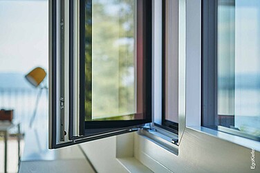 Detailaufnahme EgoSelectionPlus-Fenster mit Stufenglas, Fenster offen, Einfamilienhaus (Villa) in Lugnorre
