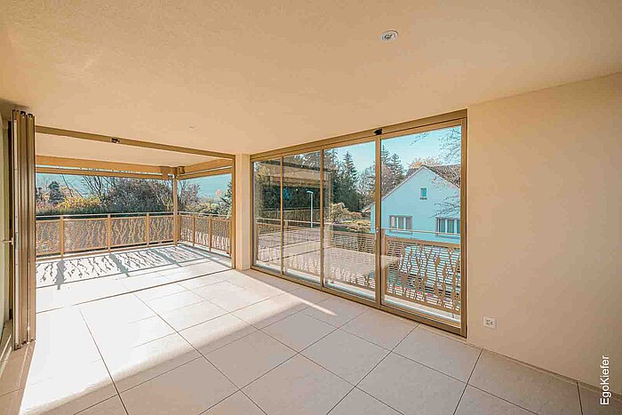Innenaufnahme Villa Terra Nobile, Rheinfelden, Balkon- und Schiebetüren offen, Sicht nach Draussen