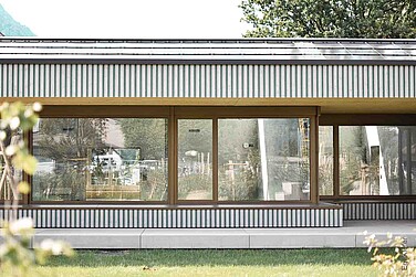 Fensterfront vom Neubau Schulhaus Linth-Escher in Niederurnen