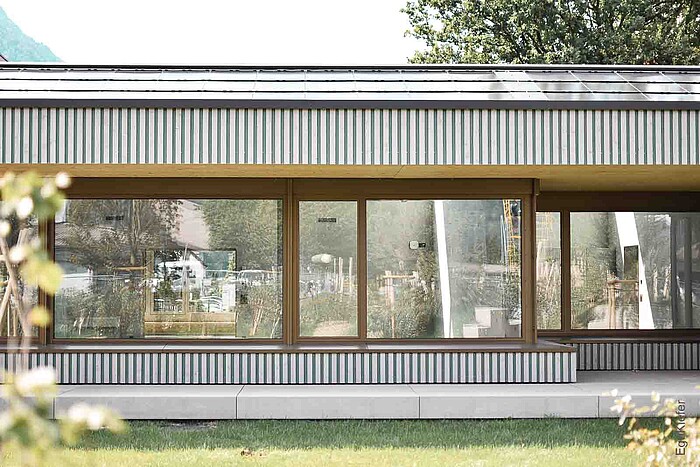 Fensterfront vom Neubau Schulhaus Linth-Escher in Niederurnen