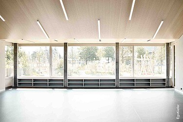 Innenaufnahme, Fensterfront vom Neubau Schulhaus Linth-Escher in Niederurnen