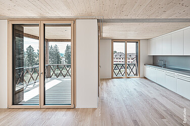 Innenaufnahme einer Wohnung des Mehrfamilienhauses Franceco in Luzern mit EgoKiefer Holz/Aluminium-Fenster EgoAllstar