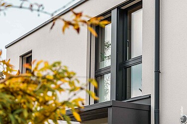 Aussenaufnahme von Holz/Aluminium-Fenstern EgoAllstar, mit dunklem Aluminiumrahmen