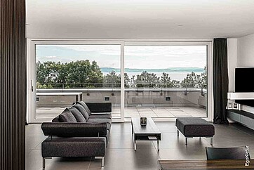 Innenaufnahme MFH RIVAGE Bottighofen, Wohnzimmer mit Kunststoff/Aluminium-Hebeschiebetüre