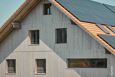 Aussenaufnahme des fertigen Ersatzneubaus (MFH) in Alchenstorf, 6 Kunststoff/Aluminium-Fenster mit anthrazitfarbenem Aluprofil