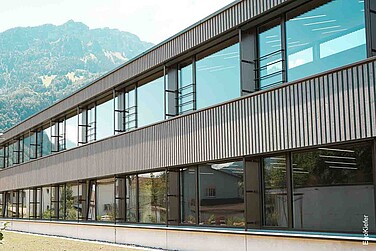 Aussenaufnahme Neubau Schulhaus Linth-Escher in Niederurnen