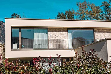 Aussenaufnahme des Einfamilienhauses in Ruggell, Fenster im oberen Stockwerk sichtbar