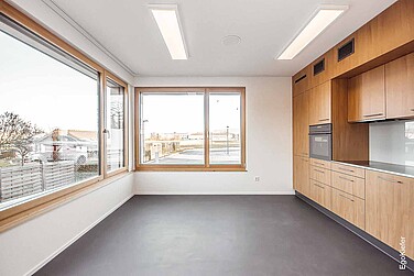 Innenaufnahme der Holz/Aluminium-Fenster EgoAllstar, welche beim MFH Schööfferwis Kaltenbach im Einsatz sind. Bild in der Küche aufgenommen