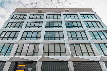 Aussenaufnahme der neuen Halle 16, Fassade mit Holz/Aluminium-Fenstern EgoAllstar