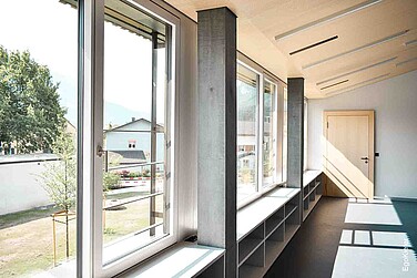 Innenaufnahme mit Blick nach Draussen, Neubau Schulhaus Linth-Escher in Niederurnen