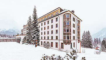  Vista esterna del resort alpino FAERN di Arosa, atmosfera invernale